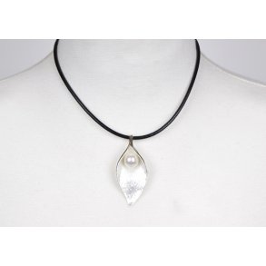 NMJ-008 leaf with pearl