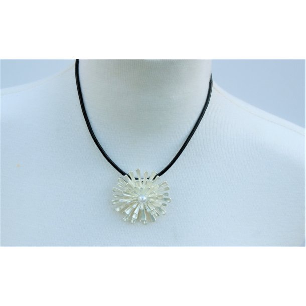 NMJ-127 Flower with 3 layers and pearl (Black chain)