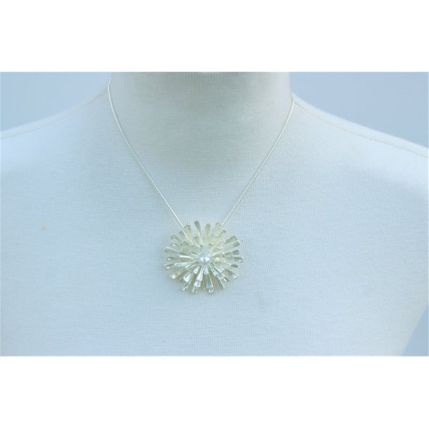NMJ-128 Flower with 3 layers and pearl( snake chain)