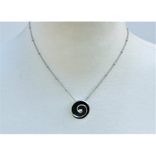 NMJ-132 black center spiral (silver chain)