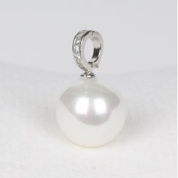 425-51 Queen shellpearl pearl 16 mm Charm