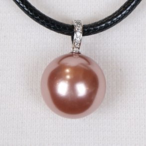 425-52 Queen shellpearl pearl 22 mm Charm