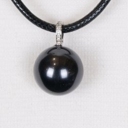 425-52 Queen shellpearl pearl 22 mm Charm