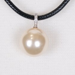 425-52 Queen shellpearl pearl 22 mm Charm