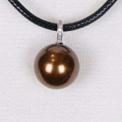 425-52 Queen shellpearl pearl 22 mm Charm