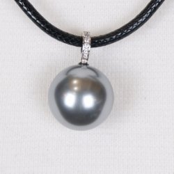 425-52 Queen shellpearl pearl 22 mm Charm
