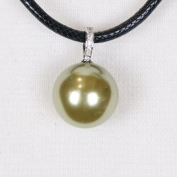 425-52 Queen shellpearl pearl 22 mm Charm