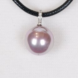 425-52 Queen shellpearl pearl 22 mm Charm