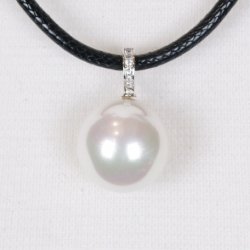 425-52 Queen shellpearl pearl 22 mm Charm
