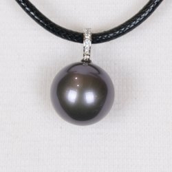 425-52 Queen shellpearl pearl 22 mm Charm