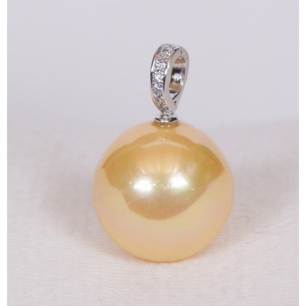 425-52 Queen shellpearl pearl 22 mm Charm  ST # 230 Yellow