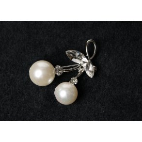 Brooch pearls on gold