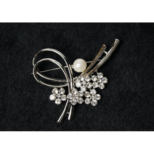 Brooch design knot # 1 with pearl