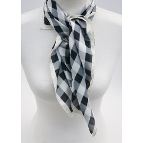 Black	70 x 70 cm Silkfeeling MKP-016 diced